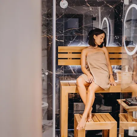 Five Seasons Lägenhetshotell 4*