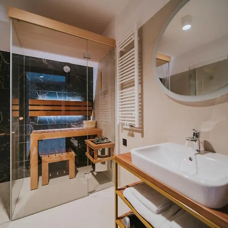 Five Seasons Lejlighedshotel 4*